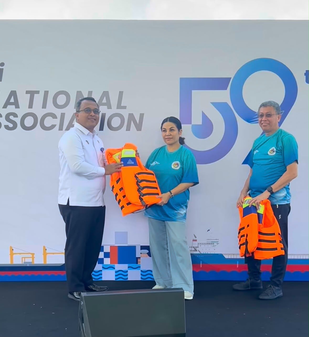 Puncak HUT INSA Ke-59, UPP Selayar Menerima Bantuan Lifejacket Untuk Masyarakat Kepulauan Selayar